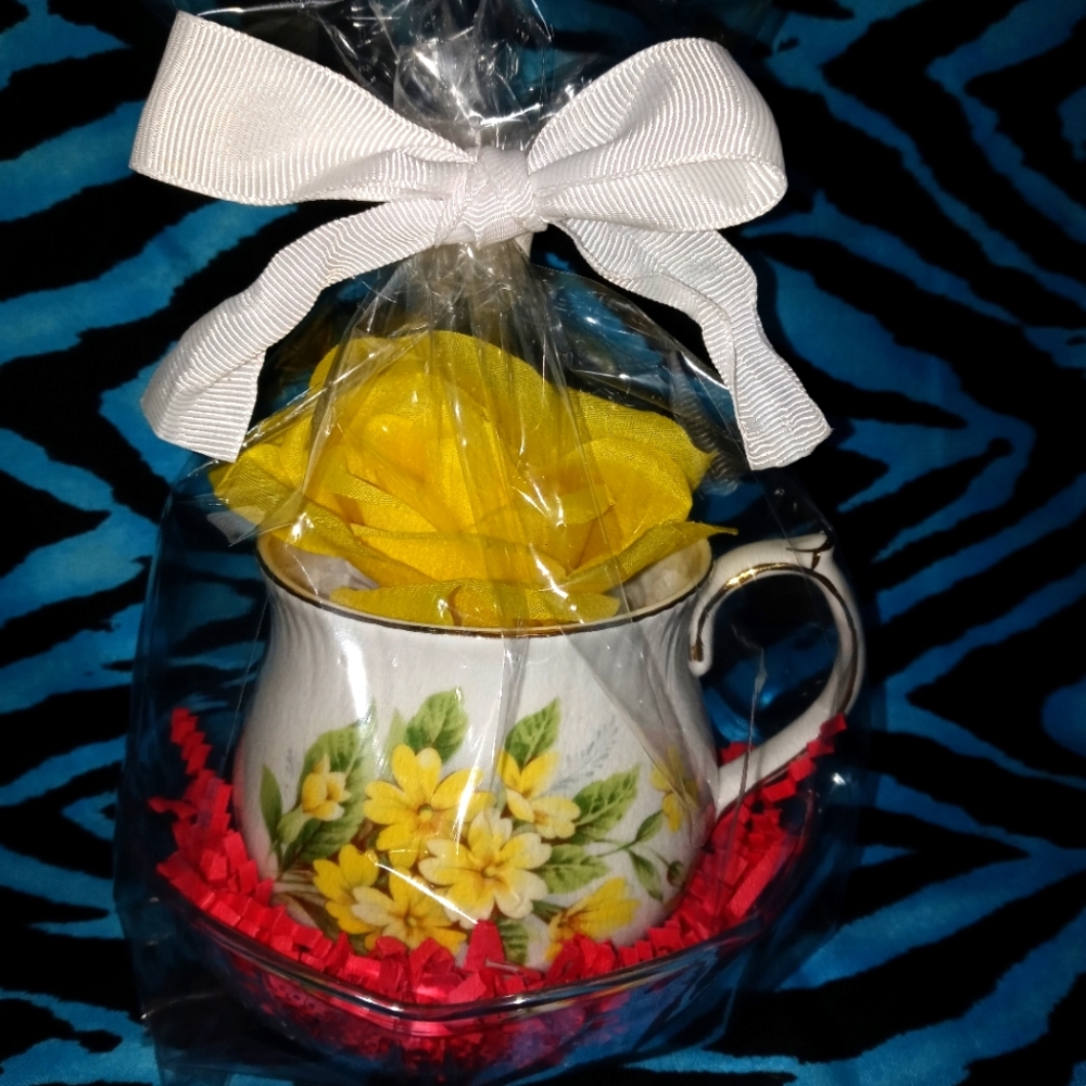 Get the perfect gift they'll pass on to their families Real Monthly BONE CHINA